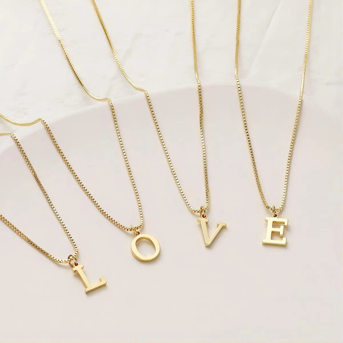 Halsband med Kärleksbrev och Initialer i Guld