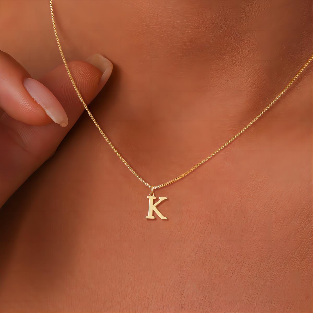 Halsband med Kärleksbrev och Initialer i Guld