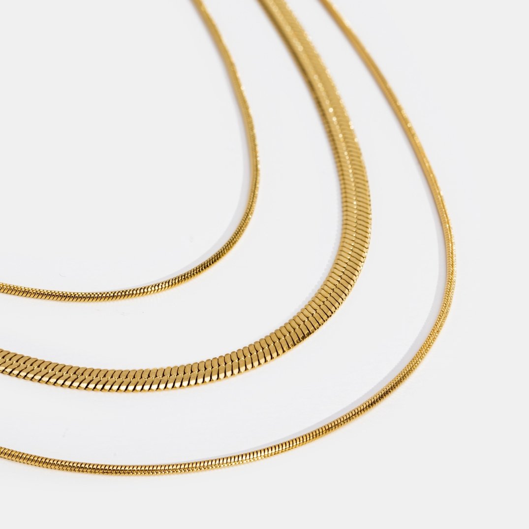 Guldfärgat halsband med flera lager