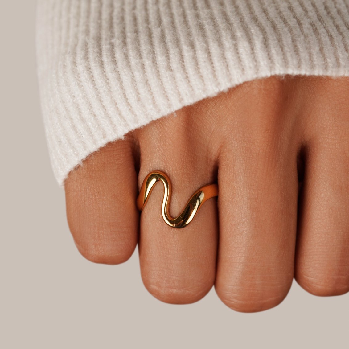 Guldring med vågdesign
