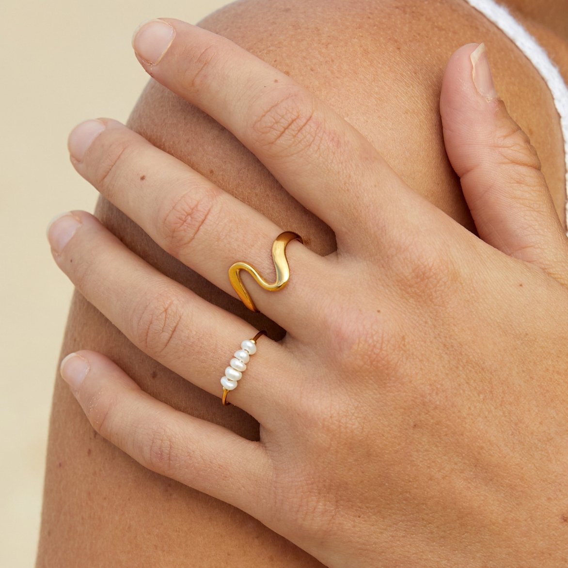 Guldring med vågdesign