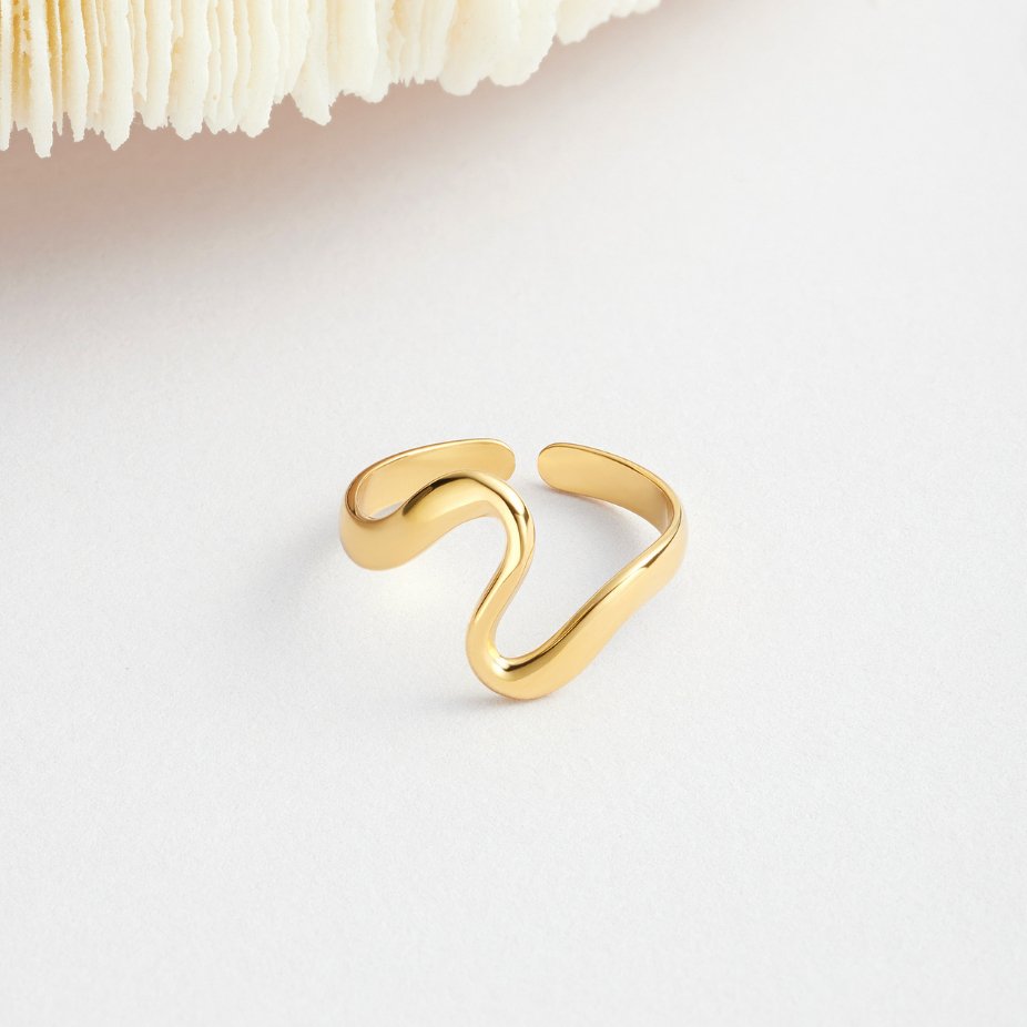 Guldring med vågdesign