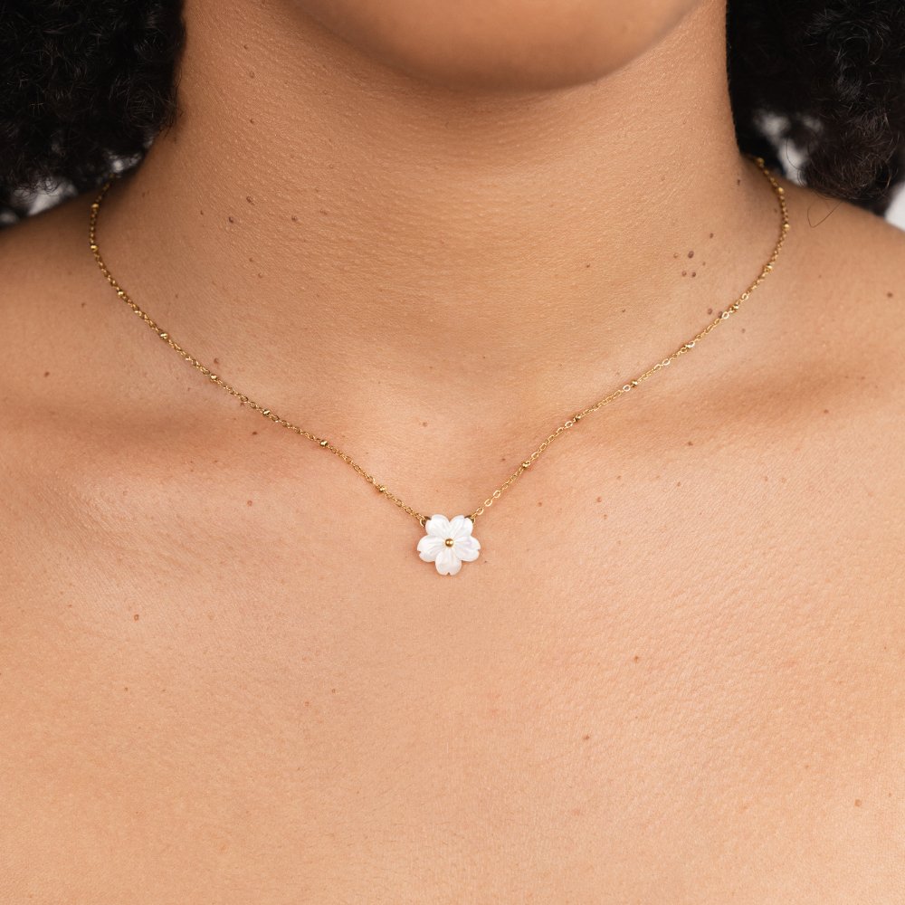 Vit blomsterformad halsband