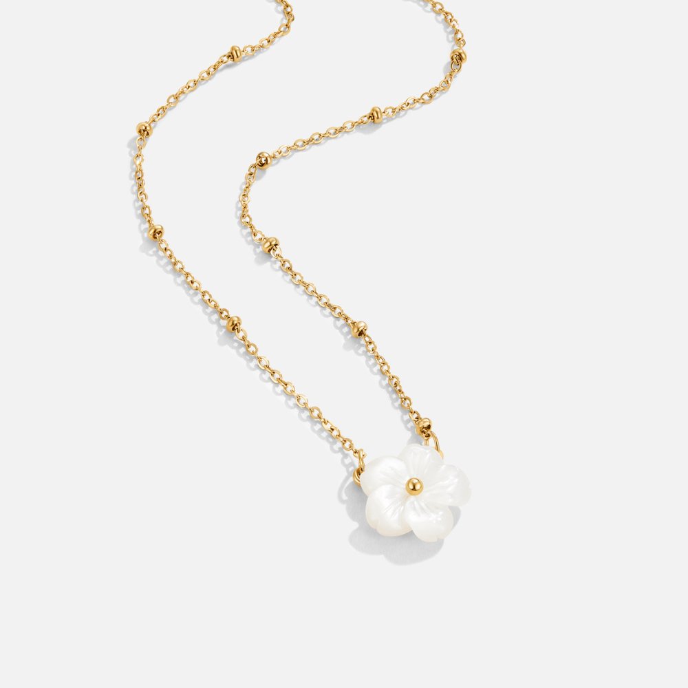 Vit blomsterformad halsband