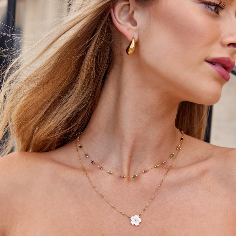 Vit blomsterformad halsband