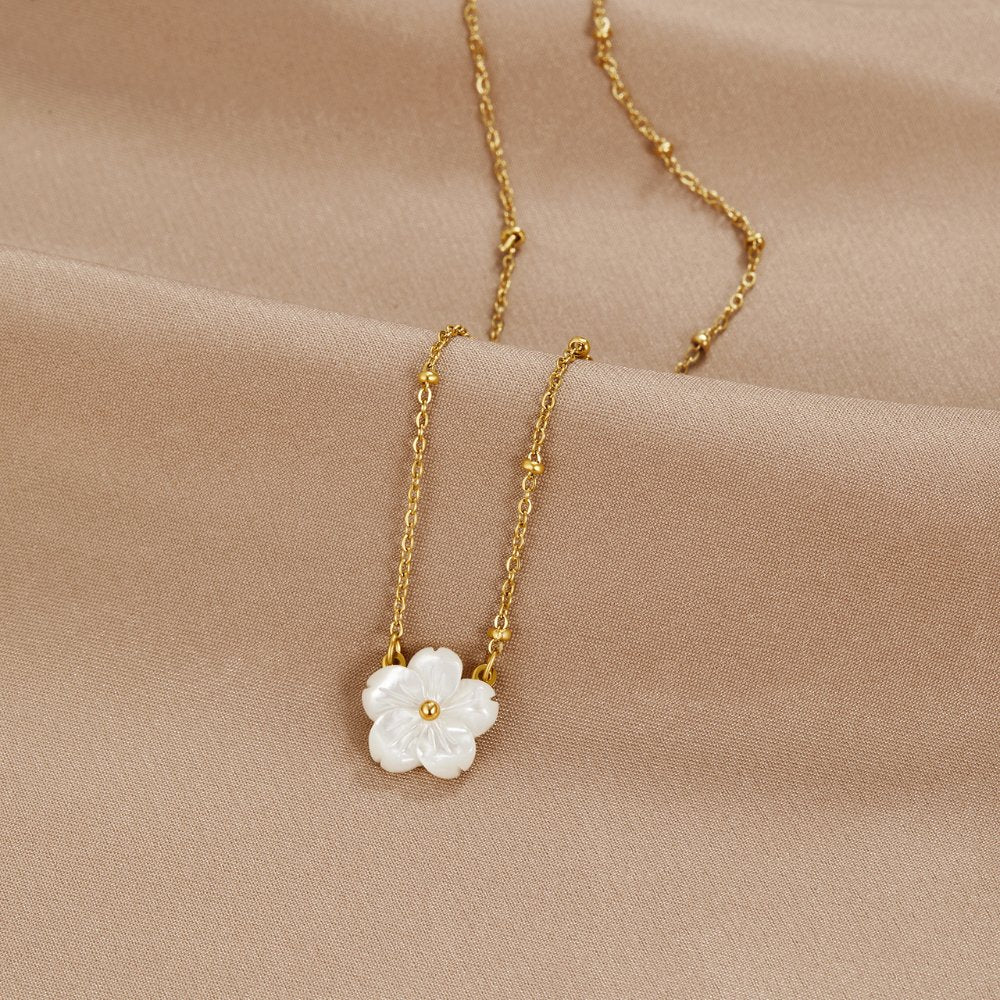 Vit blomsterformad halsband