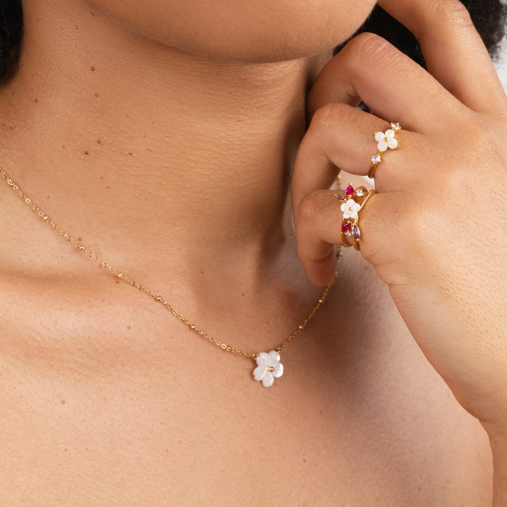 Vit blomsterformad halsband