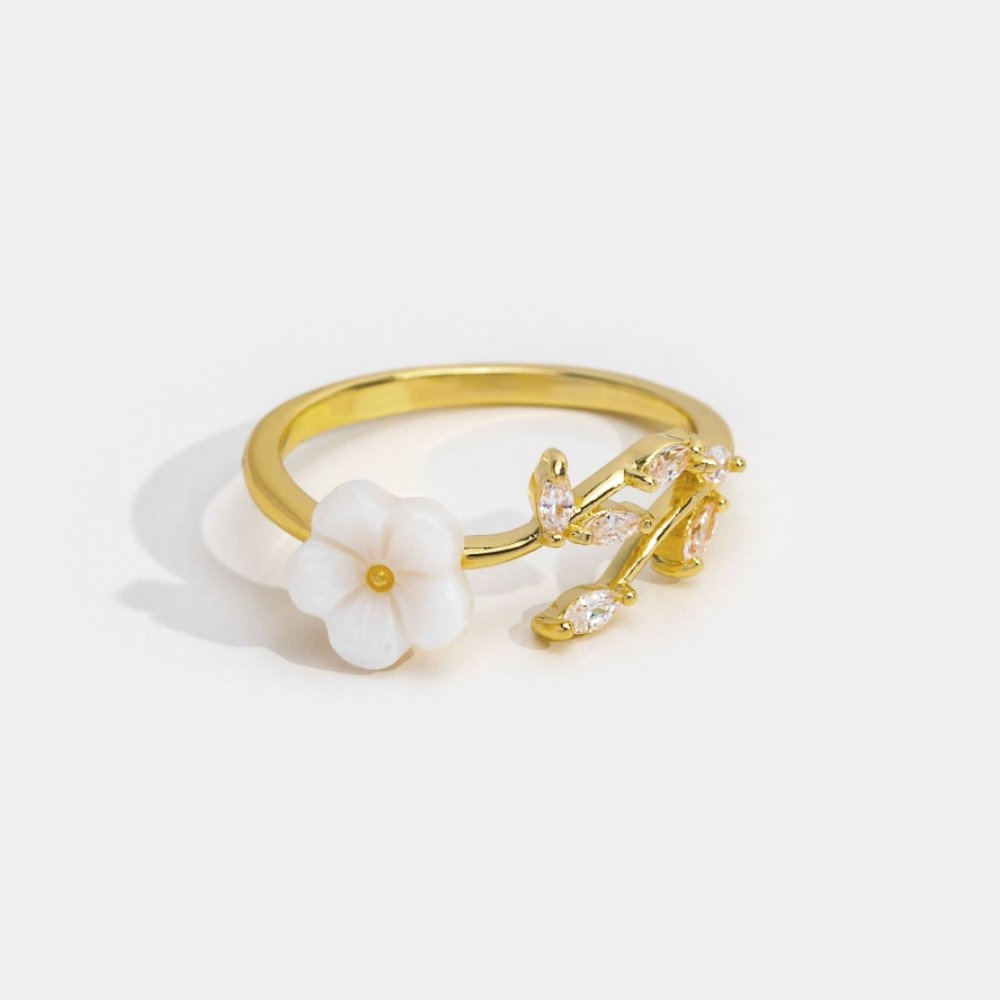 Vit blomsterformad ring
