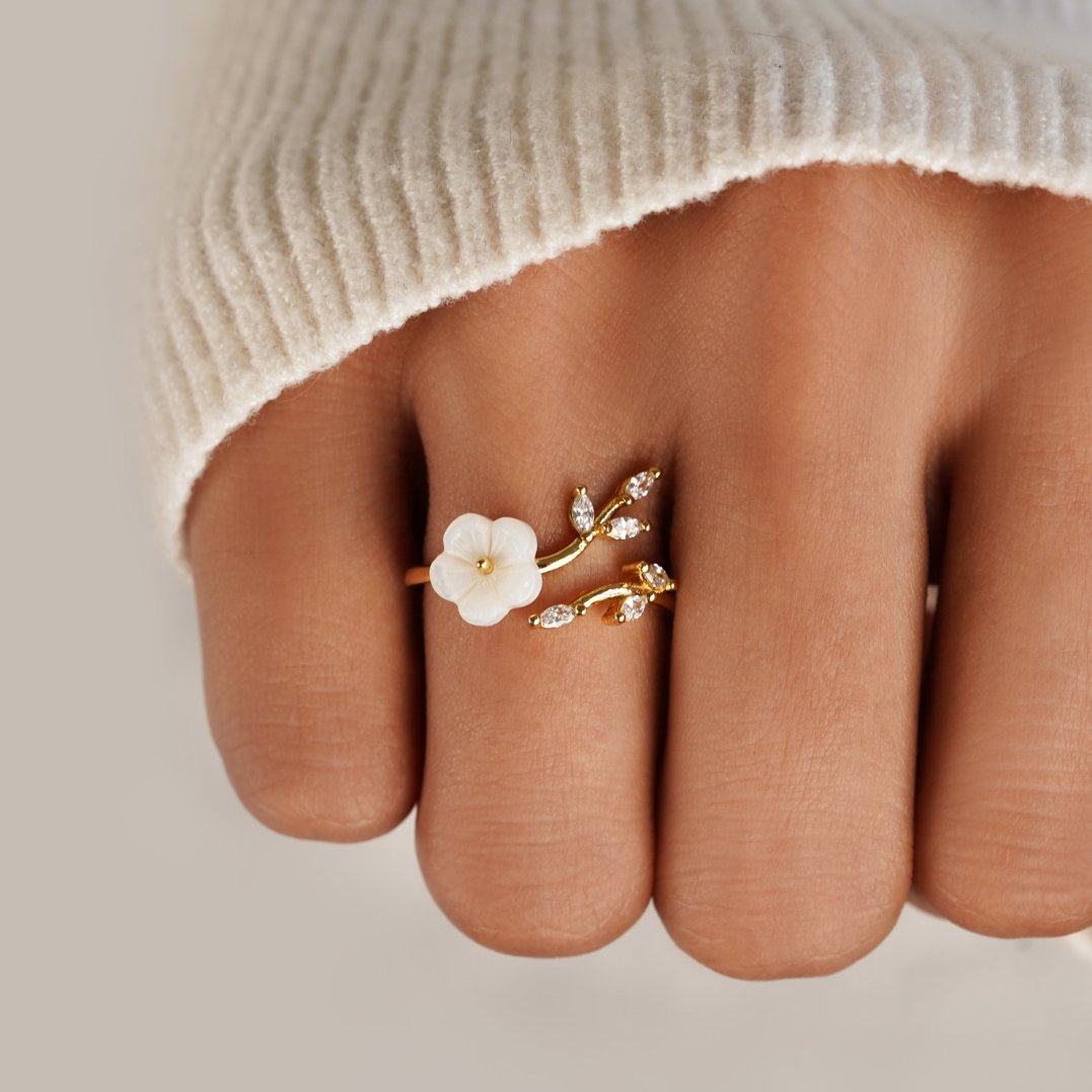 Vit blomsterformad ring