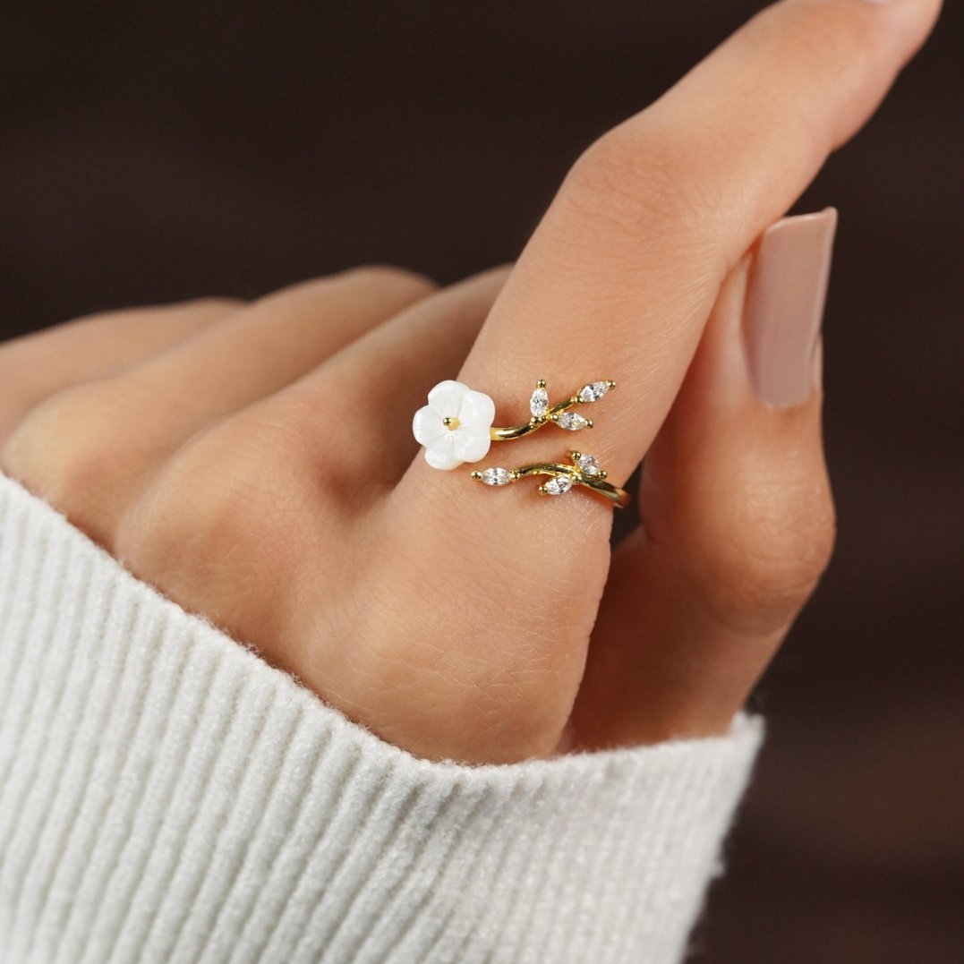 Vit blomsterformad ring