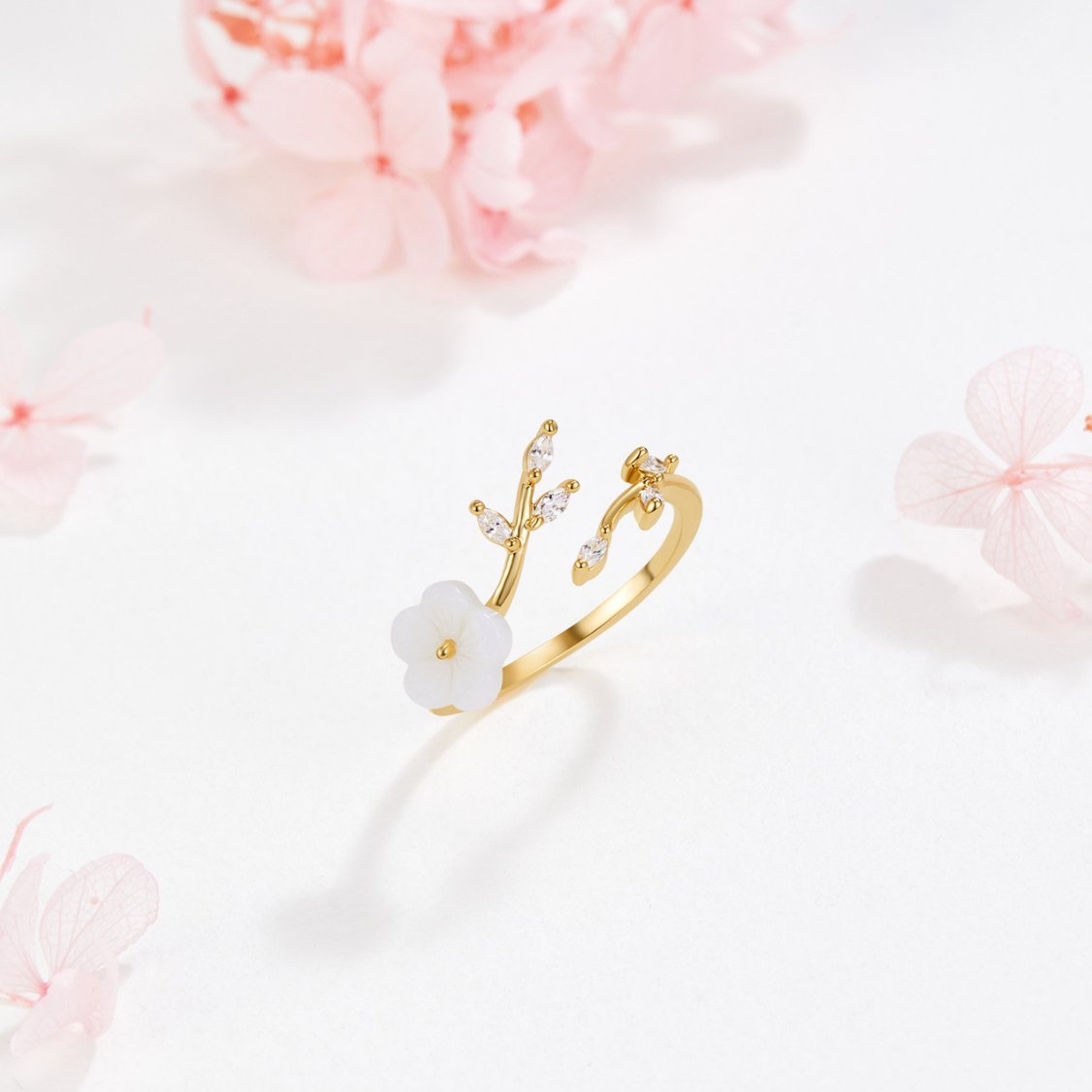 Vit blomsterformad ring