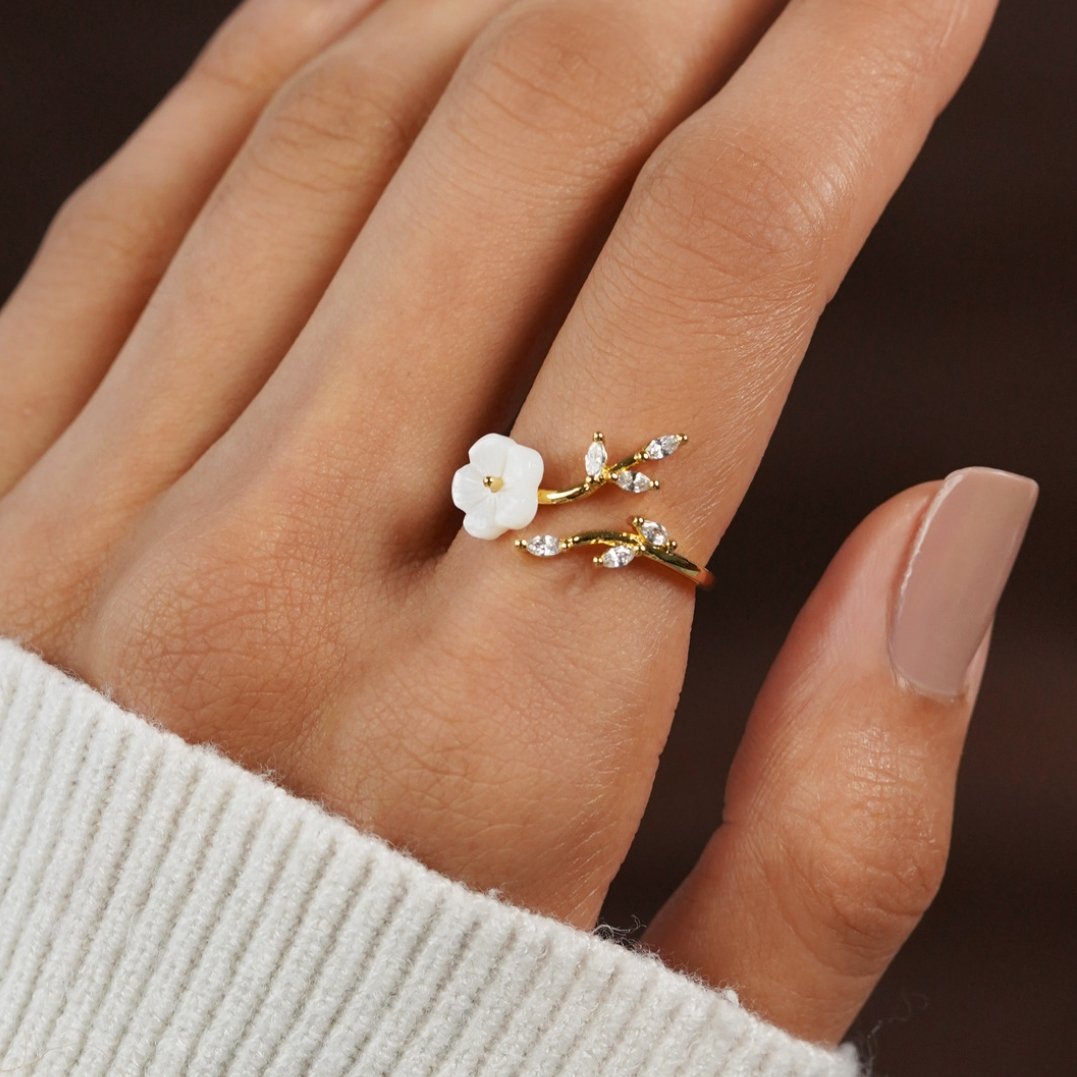 Vit blomsterformad ring
