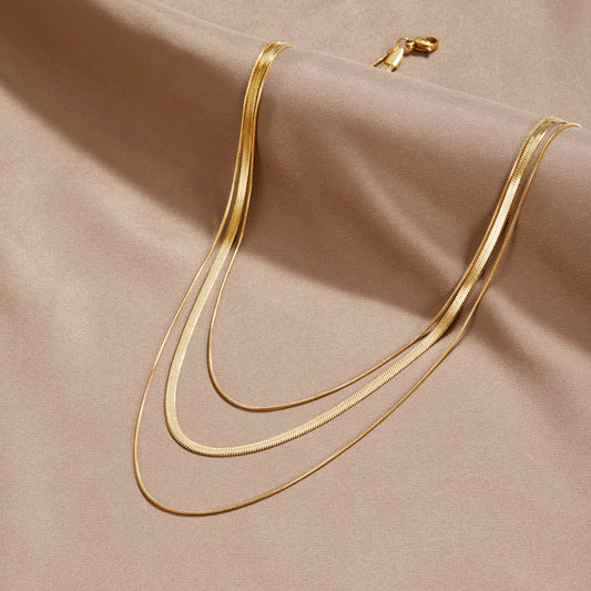 Guldfärgat halsband med flera lager