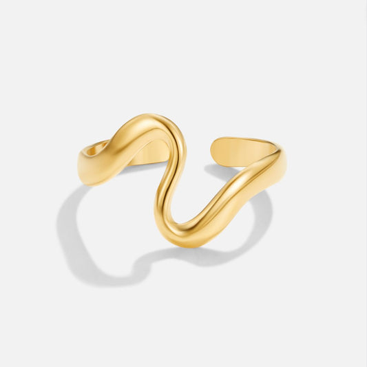 Guldring med vågdesign