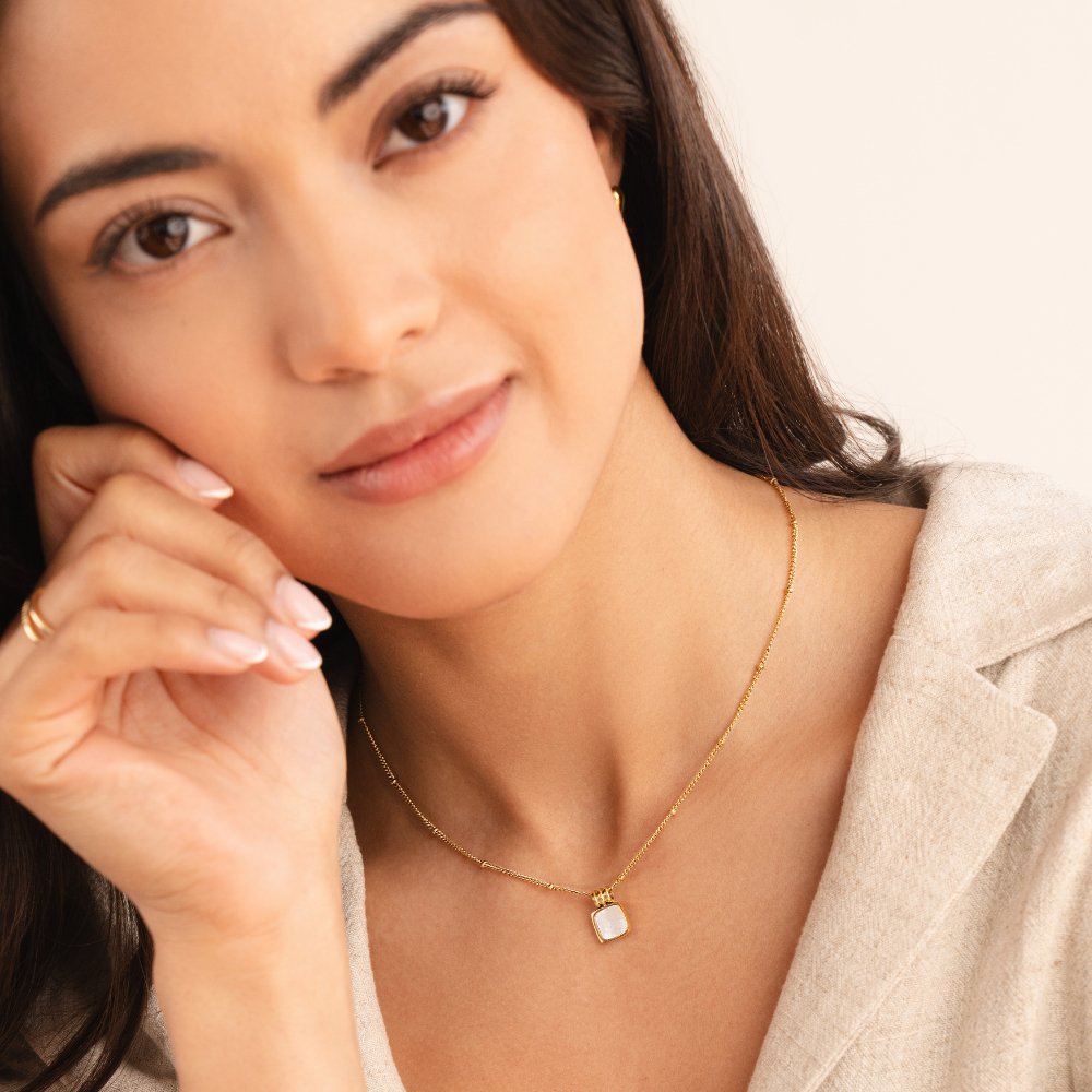Lucia halsband med vitt snäckskalshänge