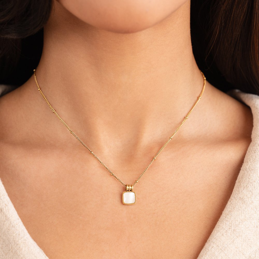 Lucia halsband med vitt snäckskalshänge