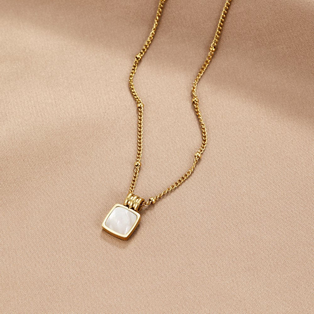 Lucia halsband med vitt snäckskalshänge