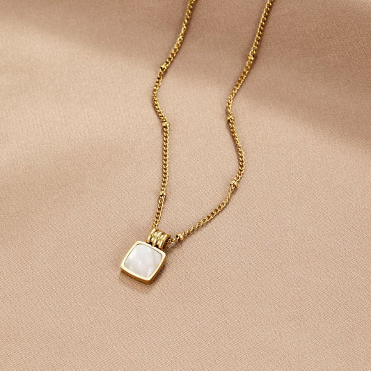 Lucia halsband med vitt snäckskalshänge