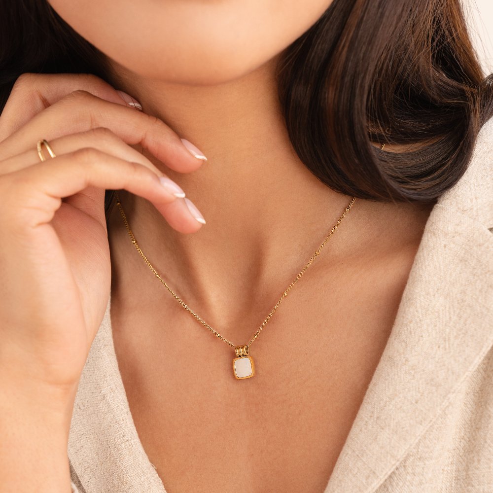 Lucia halsband med vitt snäckskalshänge
