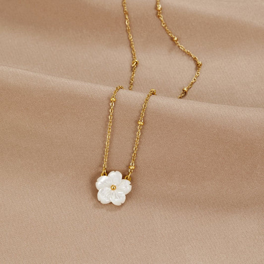 Vit blomsterformad halsband