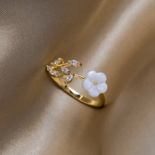 Vit blomsterformad ring